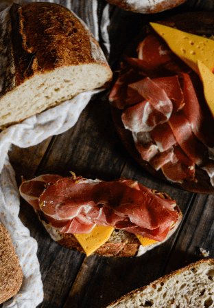 Tabla de jamón ibérico con pan, queso y aceitunas